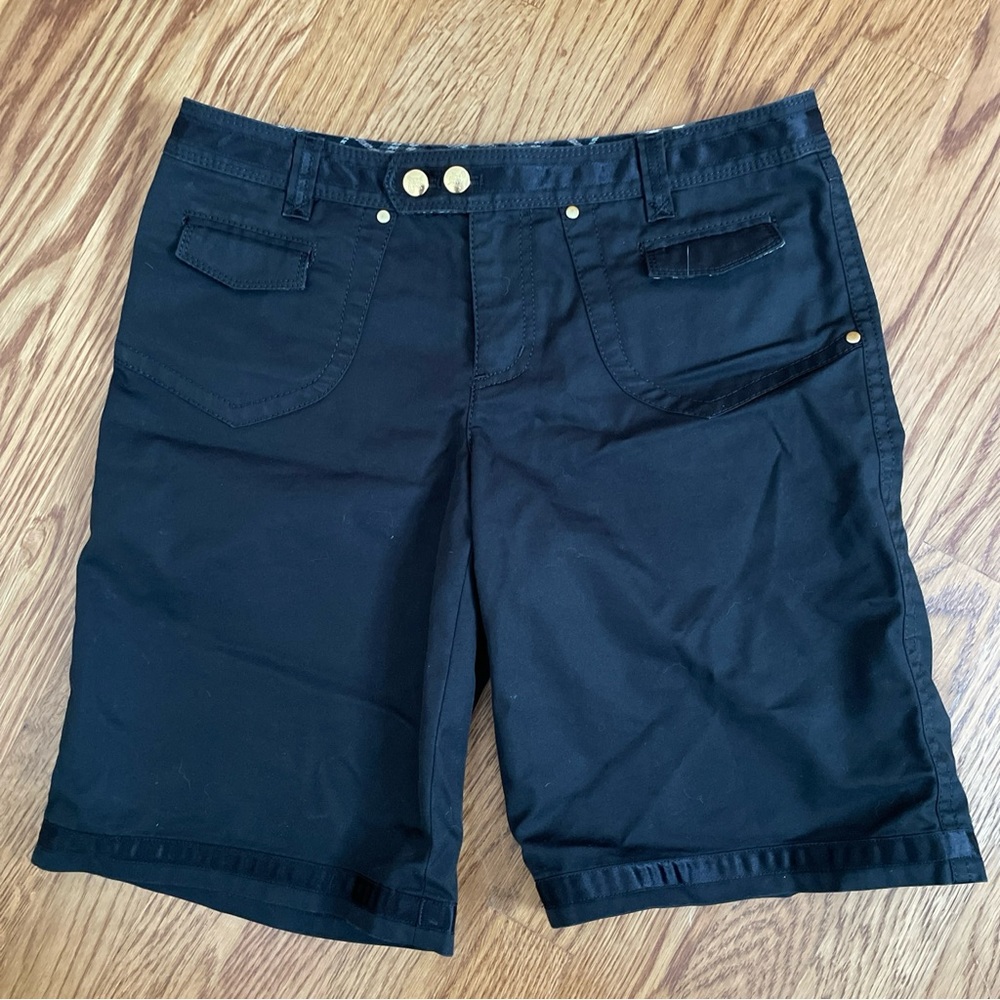Burberry London blue label women’s shorts size 38 US 4. Black pockets